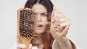mo rung rat nhieu toc Ngủ mơ thấy mình chải đầu bị rụng nhiều tóc