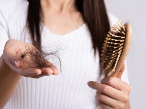 mo thay rung toc 1 1 Ngủ mơ thấy rụng tóc là điềm báo gì cho tương lai về những con số